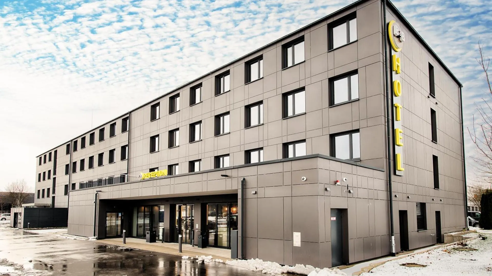 ***  B&B Hotel Augsburg-West Almanya